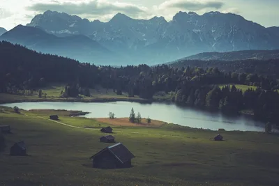 Berglandschaft mit See und großer Schärfentiefe