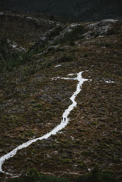 Weg durch eine Berglandschaft