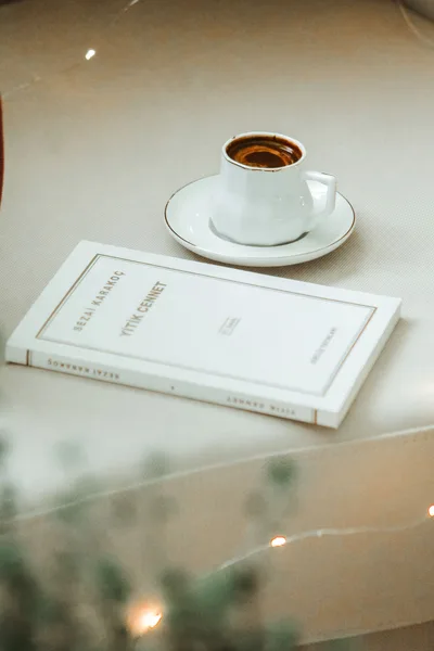 Stillleben mit Buch und Kaffeetasse