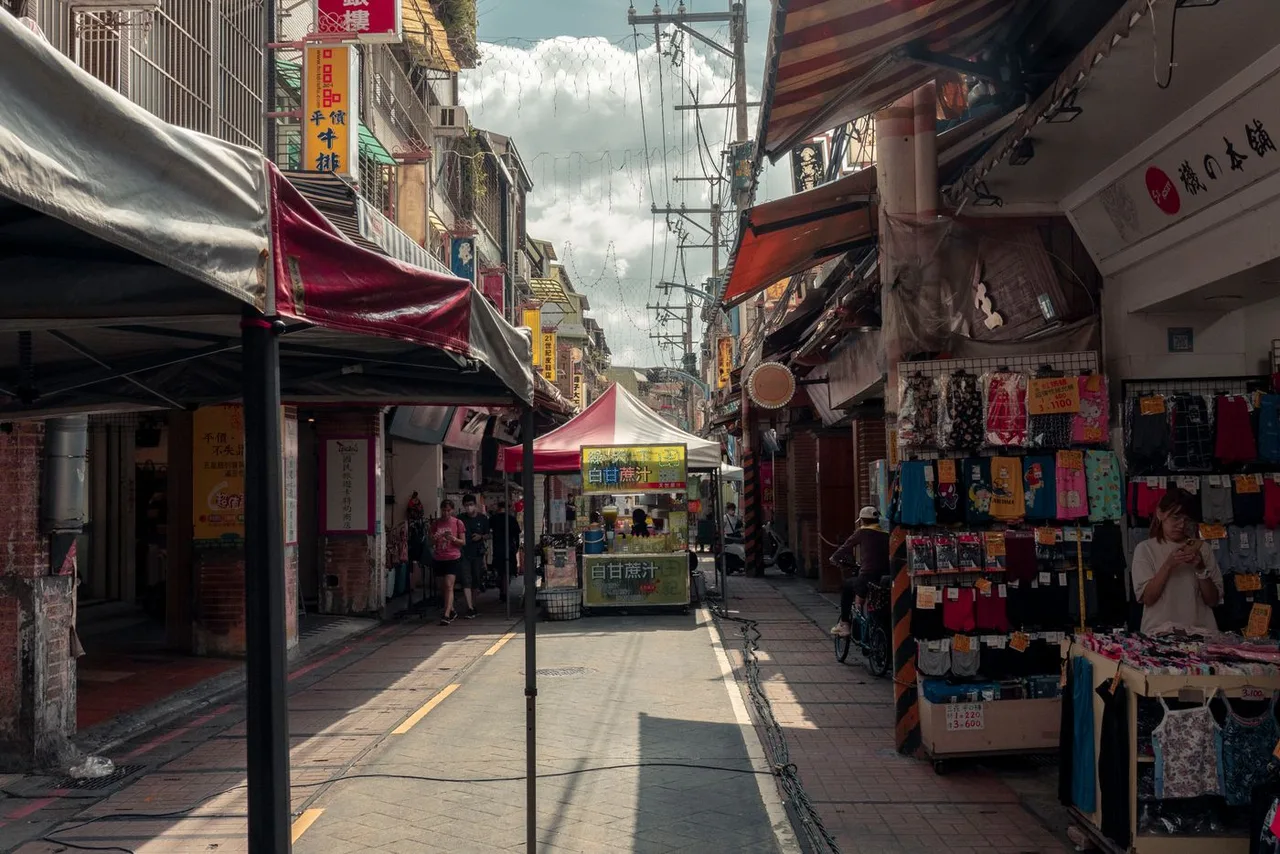 Straße mit Marktständen und Geschäften