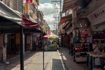 Straße mit Marktständen und Geschäften
