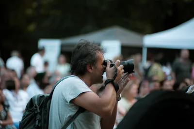 Fotograf schaut durch den Sucher einer Kamera