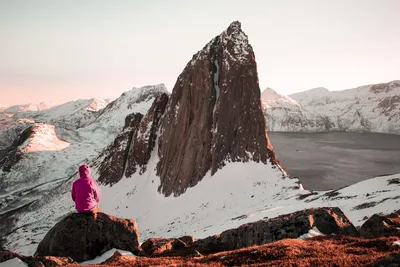 Person in weiter Berglandschaft