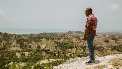 Person in einer Landschaft nach der Drittelregel platziert