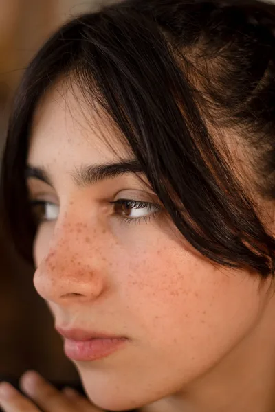 Nahes Portrait mit sichtbaren Sommersprossen