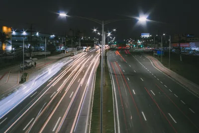 Lichtspuren auf einer nächtlichen Autobahn