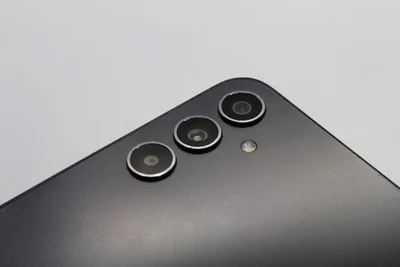 Rückseite eines Smartphones mit drei Kameramodulen