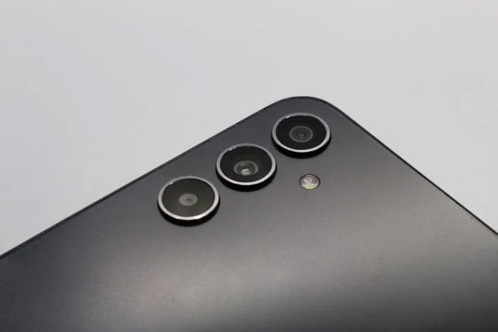 Rückseite eines Smartphones mit drei Kameramodulen