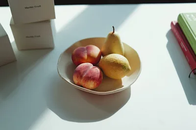Obst und Geschirr auf einem beleuchteten Tisch