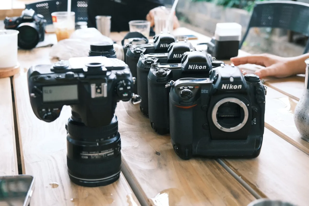 Mehrere DSLR-Kameras auf einem Tisch