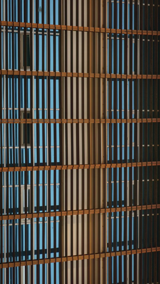 Gebäudefassade mit vertikalen Linien