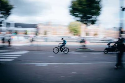 Fahrradfahrer mit sichtbarer Bewegungsunschärfe in einer Stadt