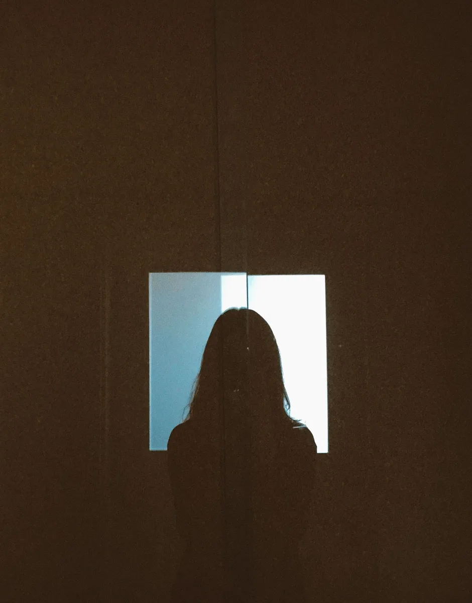 Silhouette vor einem hellen Fenster