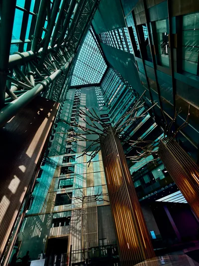 Weitwinklige Aufnahme eines modernen Atriums