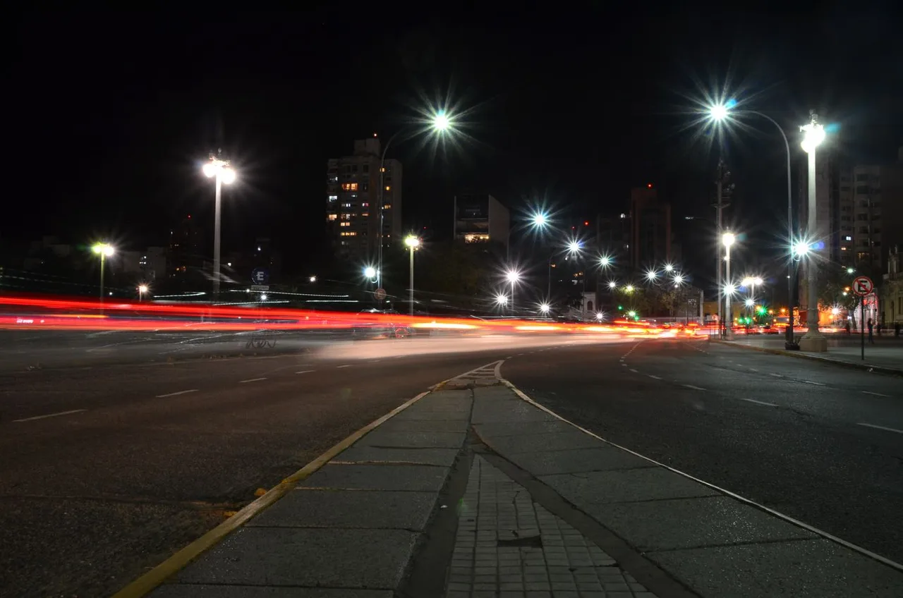 Lichtspuren auf einer beleuchteten Straße bei Nacht