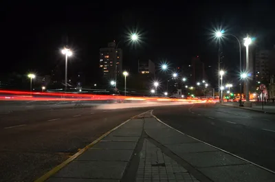 Lichtspuren auf einer beleuchteten Straße bei Nacht