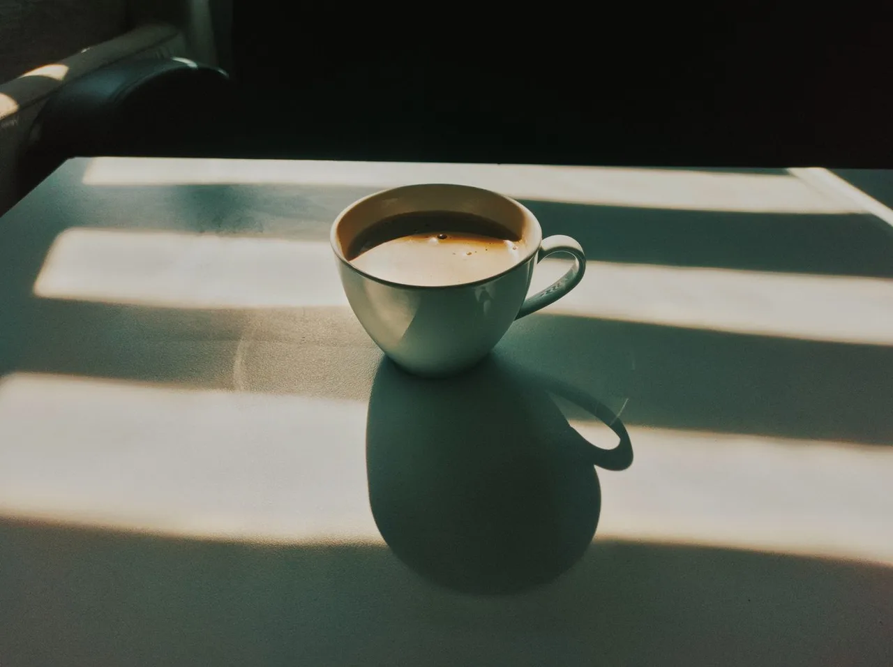 Helle Tasse zwischen Licht und Schatten