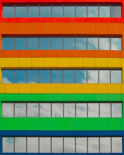 Farbige Gebäudefassade mit Regenbogenwirkung