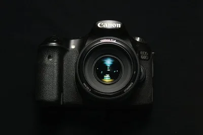 Canon-Spiegelreflexkamera mit angesetztem Objektiv