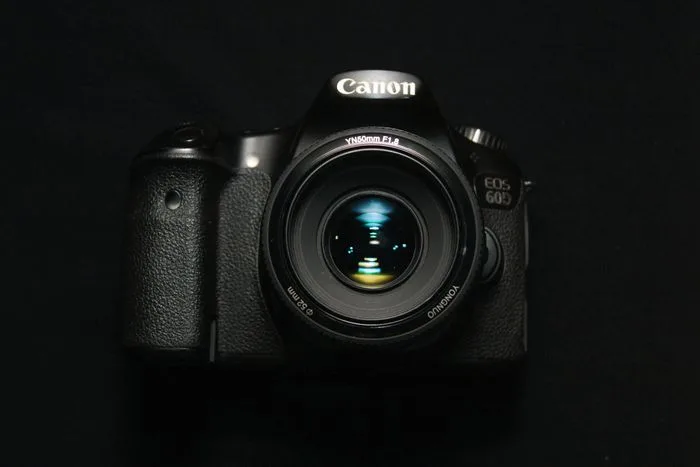 Canon-Spiegelreflexkamera mit angesetztem Objektiv