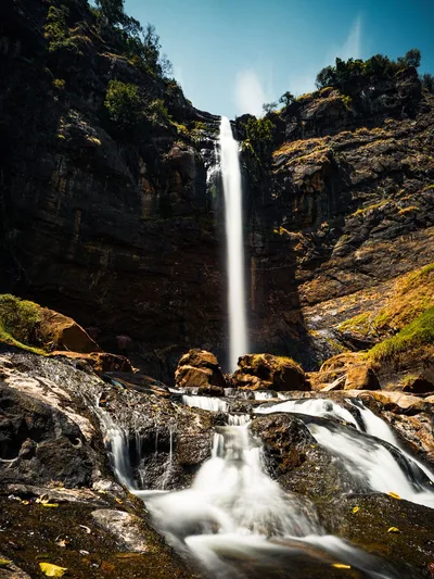 Wasserfall mit weich gezeichnetem Wasser