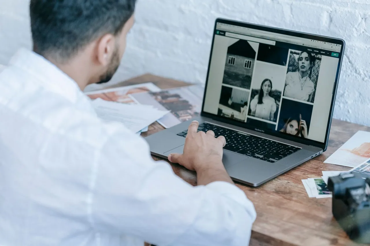 Person arbeitet mit Fotos an einem Laptop