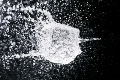 Wasserspritzer mit eingefrorenen Tropfen