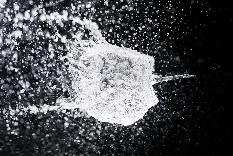 Wasserspritzer mit eingefrorenen Tropfen